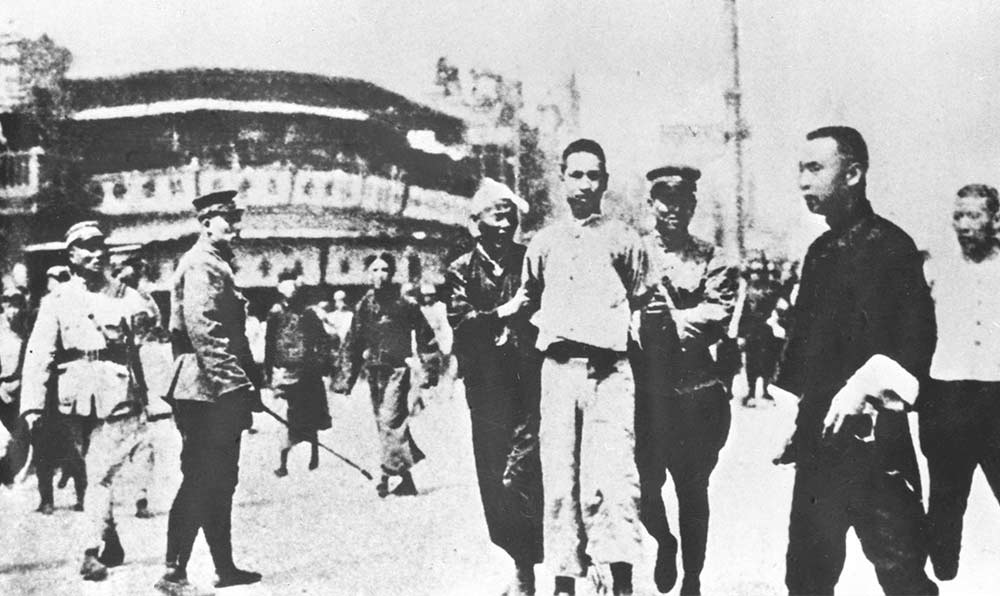 1927年4月12日 “四?一二”反革命政變，國民黨反動派捕殺大批共產(chǎn)黨員和工人、學生、群眾