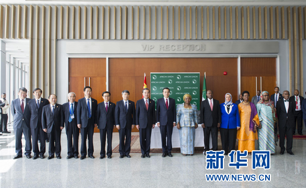 5月5日，中國國務(wù)院總理李克強在亞的斯亞貝巴非洲聯(lián)盟總部會見非盟委員會主席祖馬。這是會見后，李克強同祖馬參加集體合影。新華社記者王曄攝