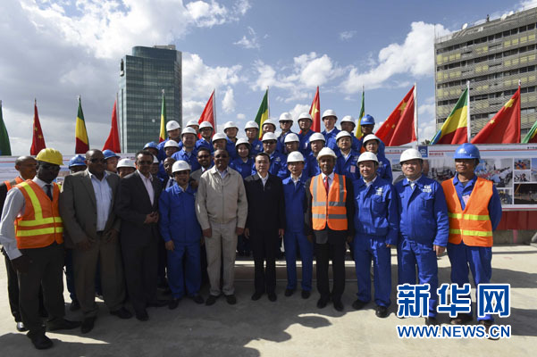 這是李克強同海爾馬里亞姆與施工人員合影留念。新華社記者 李學(xué)仁 攝