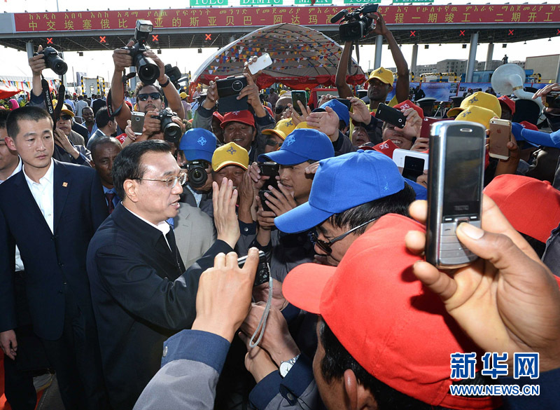 5月5日，中國(guó)國(guó)務(wù)院總理李克強(qiáng)與埃塞俄比亞總理海爾馬里亞姆共同出席亞的斯亞貝巴-阿達(dá)瑪高速公路一期竣工揭牌典禮，并為二期工程開(kāi)工奠基剪彩。這是典禮結(jié)束后，李克強(qiáng)同工程施工人員親切交談。新華社記者 李濤 攝 