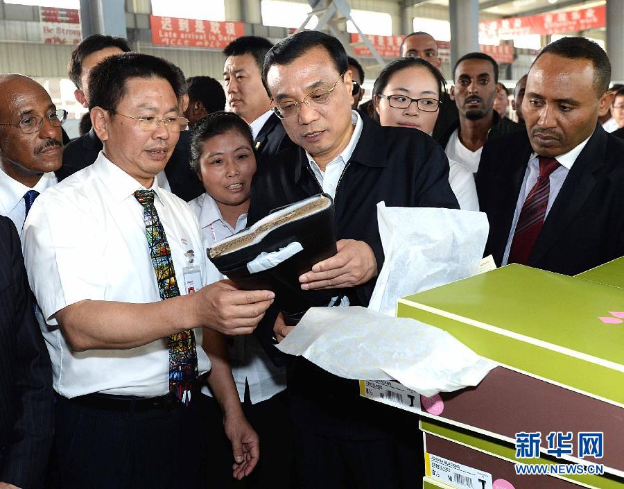 5月5日，中國國務(wù)院總理李克強在埃塞俄比亞總理海爾馬里亞姆陪同下參觀東方工業(yè)園。這是李克強在生產(chǎn)車間聽取負責人介紹生產(chǎn)情況。新華社記者 李濤 攝
