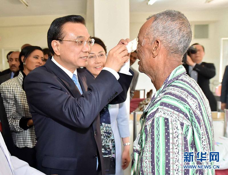 5月6日，國(guó)務(wù)院總理李克強(qiáng)與埃塞俄比亞總統(tǒng)穆拉圖一同來到亞的斯亞貝巴阿勒塔醫(yī)院，看望受益于中國(guó)免費(fèi)白內(nèi)障手術(shù)“光明行”活動(dòng)的埃塞俄比亞患者。這是李克強(qiáng)親手為接受中國(guó)醫(yī)生手術(shù)的埃塞俄比亞白內(nèi)障患者拆開紗布。 新華社記者 李濤 攝 