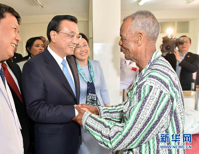 5月6日，中國(guó)國(guó)務(wù)院總理李克強(qiáng)與埃塞俄比亞總統(tǒng)穆拉圖一同來到亞的斯亞貝巴阿勒塔醫(yī)院，看望受益于中國(guó)免費(fèi)白內(nèi)障手術(shù)“光明行”活動(dòng)的埃塞俄比亞患者。新華社記者 李濤 攝 