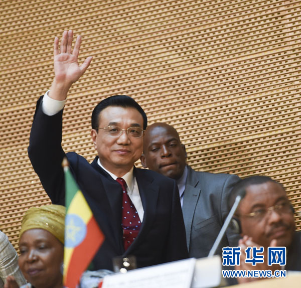 5月5日，中國(guó)國(guó)務(wù)院總理李克強(qiáng)在位于亞的斯亞貝巴的非洲聯(lián)盟總部發(fā)表題為《開創(chuàng)中非合作更加美好的未來》的演講。這是李克強(qiáng)步入會(huì)場(chǎng)時(shí)向聽眾揮手致意。新華社記者 李學(xué)仁 攝 
