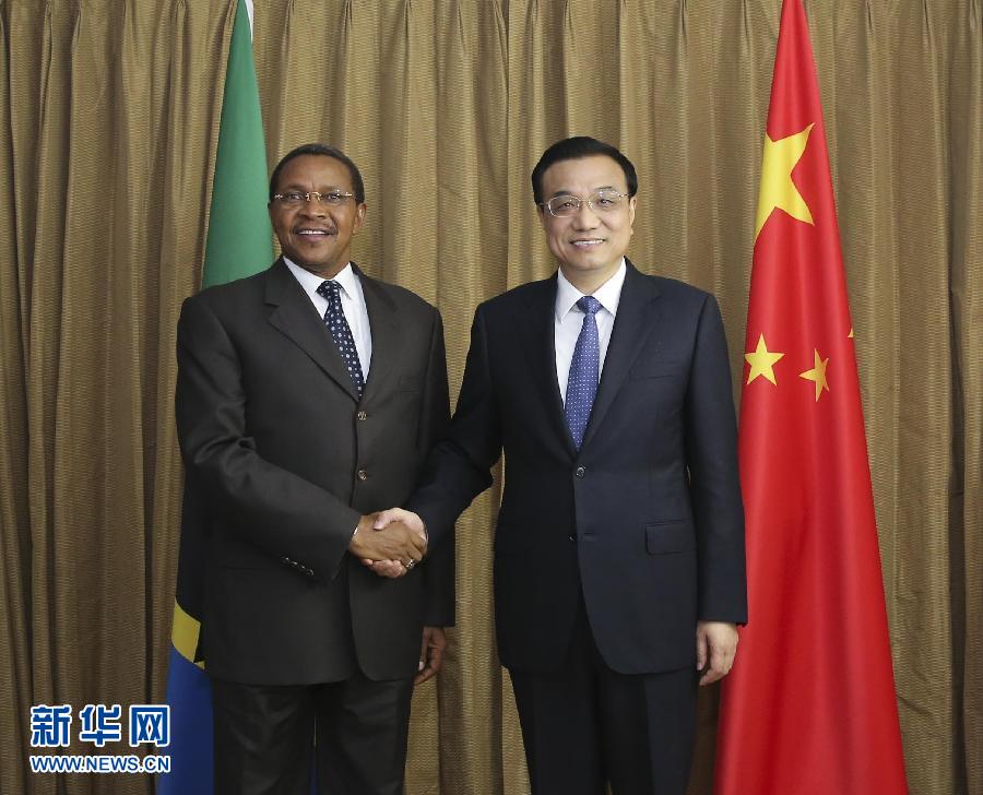  5月7日，正在尼日利亞訪問(wèn)的國(guó)務(wù)院總理李克強(qiáng)在阿布賈會(huì)見(jiàn)出席第24屆世界經(jīng)濟(jì)論壇非洲峰會(huì)全會(huì)的坦桑尼亞總統(tǒng)基奎特。 新華社記者 丁林?jǐn)z 