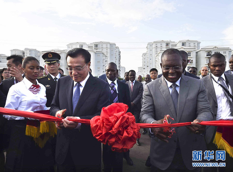 這是李克強和安哥拉副總統(tǒng)維森特共同為學(xué)校建校開學(xué)剪彩。新華社記者李學(xué)仁攝