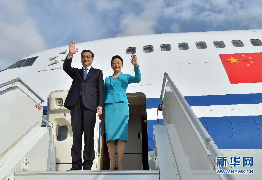 5月8日，應(yīng)安哥拉總統(tǒng)多斯桑托斯邀請(qǐng)，中國(guó)國(guó)務(wù)院總理李克強(qiáng)乘專(zhuān)機(jī)抵達(dá)羅安達(dá)二月四日國(guó)際機(jī)場(chǎng)，開(kāi)始對(duì)安哥拉進(jìn)行正式訪問(wèn)。李克強(qiáng)總理夫人程虹同機(jī)抵達(dá)。新華社記者 李濤 攝 