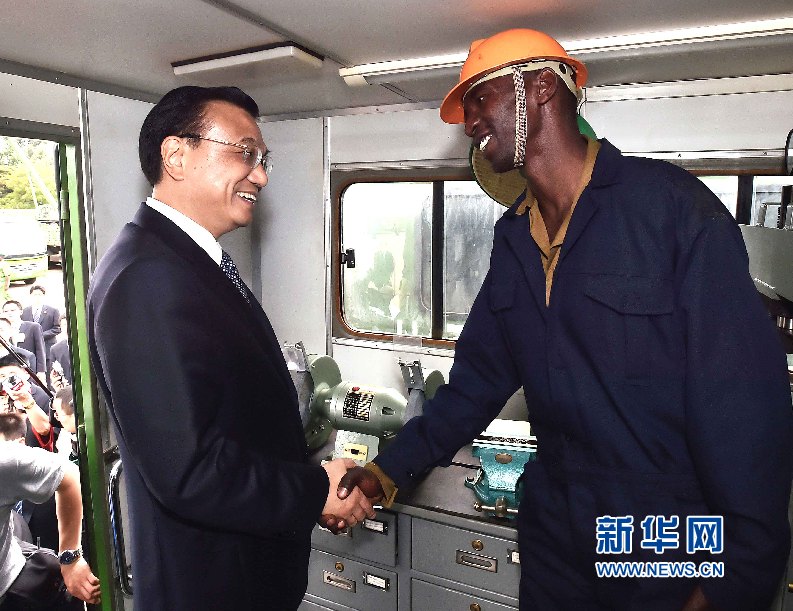 5月11日，中國國務(wù)院總理李克強(qiáng)參觀肯尼亞國家青年服務(wù)隊(duì)。這是李克強(qiáng)與服務(wù)隊(duì)隊(duì)員親切交談。 新華社記者 李濤 攝
