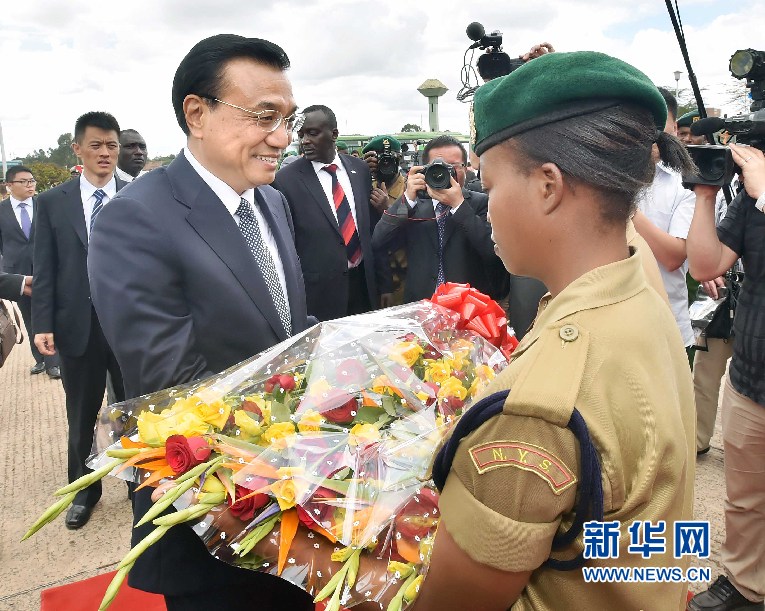 5月11日，中國國務(wù)院總理李克強(qiáng)參觀肯尼亞國家青年服務(wù)隊(duì)。這是服務(wù)隊(duì)隊(duì)員向李克強(qiáng)敬獻(xiàn)鮮花。 新華社記者 李濤 攝