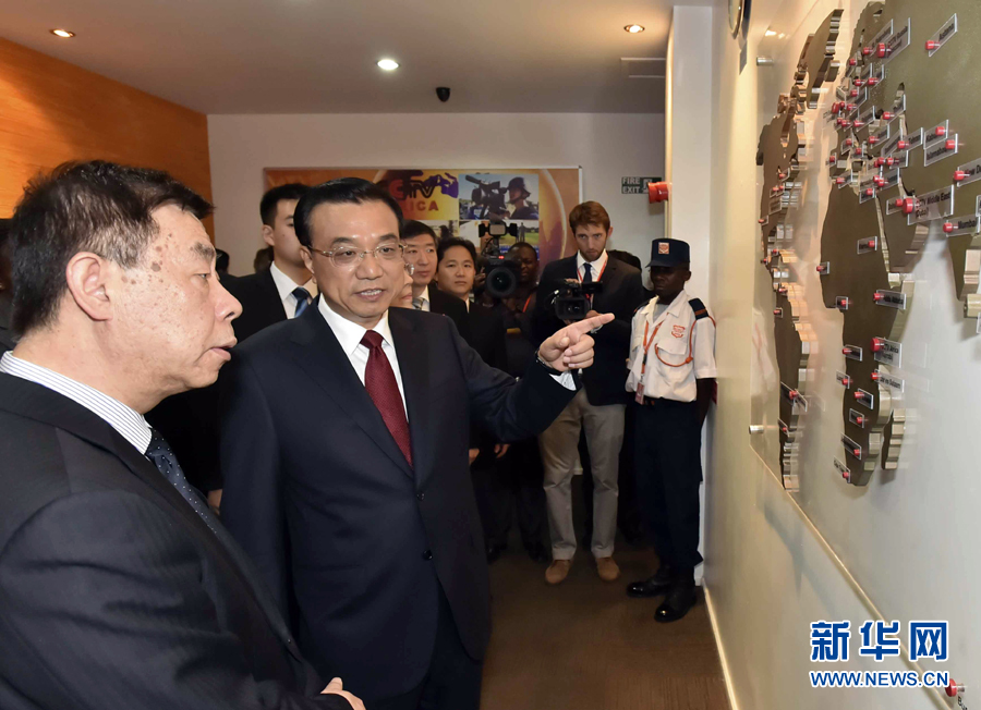 5月11日，中國(guó)國(guó)務(wù)院總理李克強(qiáng)在肯尼亞首都內(nèi)羅畢看望并慰問(wèn)中央電視臺(tái)非洲分臺(tái)員工。 新華社記者 李濤 攝 