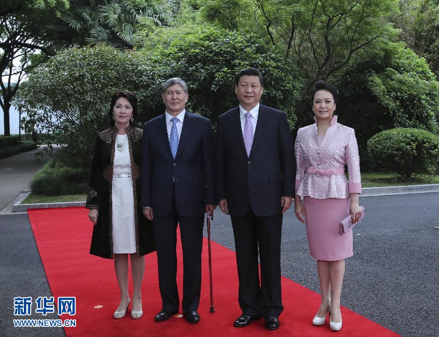 會(huì)談前，習(xí)近平在上海西郊會(huì)議中心廣場(chǎng)為阿坦巴耶夫舉行歡迎儀式。新華社記者 蘭紅光 攝 