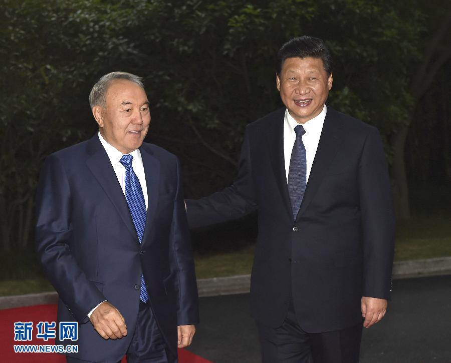  5月19日，中國國家主席習近平在上海同哈薩克斯坦總統(tǒng)納扎爾巴耶夫舉行會談。這是會談前，習近平在上海西郊會議中心廣場為納扎爾巴耶夫舉行歡迎儀式。新華社記者 馬占成 攝 