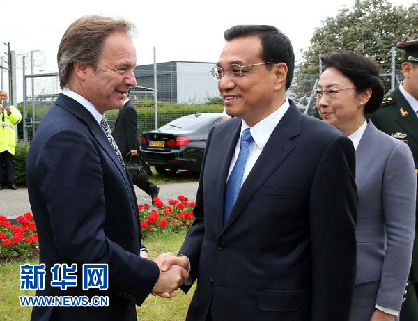6月16日，應(yīng)英國首相卡梅倫邀請，國務(wù)院總理李克強(qiáng)乘專機(jī)抵達(dá)倫敦希思羅機(jī)場，開始對英國進(jìn)行正式訪問。李克強(qiáng)總理夫人程虹同機(jī)抵達(dá)。這是英國政府高級官員到機(jī)場迎接李克強(qiáng)總理和夫人。新華社記者 龐興雷 攝