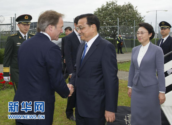 6月16日，應(yīng)英國首相卡梅倫邀請，國務(wù)院總理李克強(qiáng)乘專機(jī)抵達(dá)倫敦希思羅機(jī)場，開始對英國進(jìn)行正式訪問。李克強(qiáng)總理夫人程虹同機(jī)抵達(dá)。這是英國政府高級官員到機(jī)場迎接李克強(qiáng)總理和夫人。新華社記者 黃敬文 攝