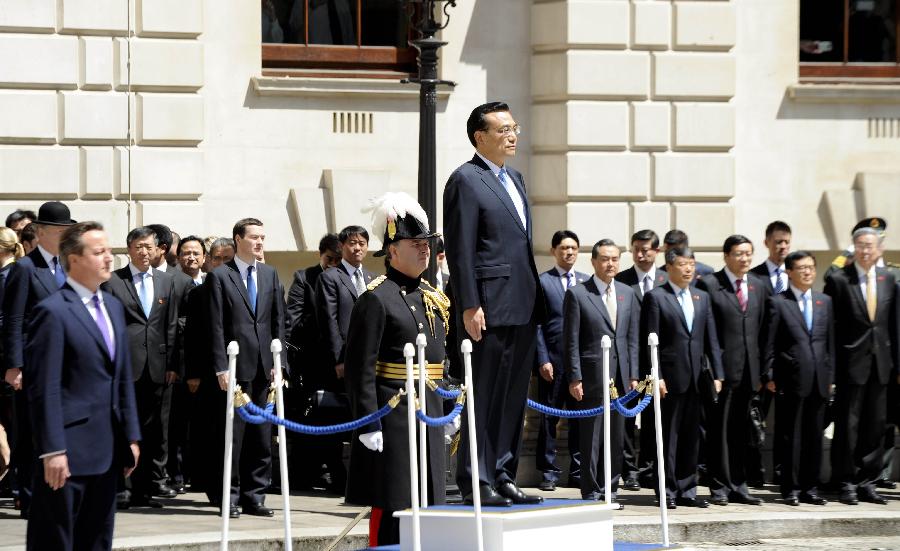 6月17日，中國(guó)國(guó)務(wù)院總理李克強(qiáng)在倫敦唐寧街10號(hào)首相府同英國(guó)首相卡梅倫舉行中英總理年度會(huì)晤。這是會(huì)晤前，卡梅倫為李克強(qiáng)舉行隆重的歡迎儀式。新華社記者 張鐸 攝 