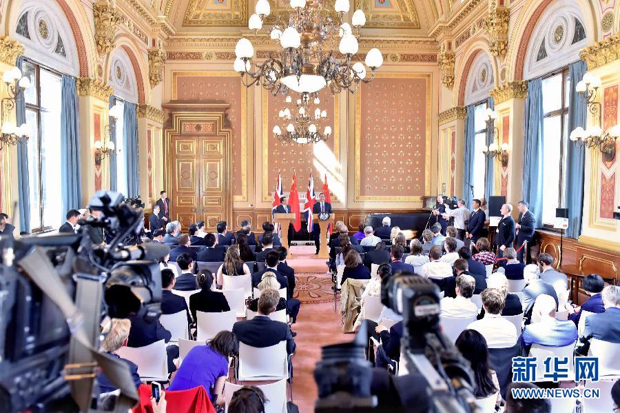 6月17日，中國(guó)國(guó)務(wù)院總理李克強(qiáng)同英國(guó)首相卡梅倫在倫敦舉行中英總理年度會(huì)晤后共同會(huì)見記者。新華社記者 李濤 攝