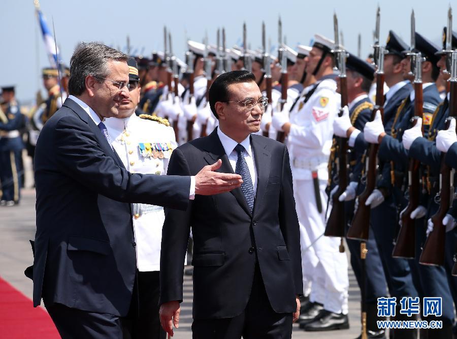 6月19日，國(guó)務(wù)院總理李克強(qiáng)乘專機(jī)抵達(dá)雅典國(guó)際機(jī)場(chǎng)，開(kāi)始對(duì)希臘進(jìn)行正式訪問(wèn)。希臘總理薩馬拉斯在機(jī)場(chǎng)為李克強(qiáng)舉行隆重的歡迎儀式。這是李克強(qiáng)在薩馬拉斯的陪同下檢閱儀仗隊(duì)。新華社記者 龐興雷 攝  
