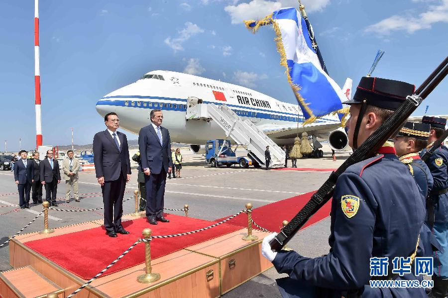 6月19日，國(guó)務(wù)院總理李克強(qiáng)乘專機(jī)抵達(dá)雅典國(guó)際機(jī)場(chǎng)，開(kāi)始對(duì)希臘進(jìn)行正式訪問(wèn)。希臘總理薩馬拉斯在機(jī)場(chǎng)為李克強(qiáng)舉行隆重的歡迎儀式。新華社記者 李濤 攝