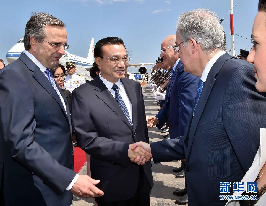 6月19日，國(guó)務(wù)院總理李克強(qiáng)乘專機(jī)抵達(dá)雅典國(guó)際機(jī)場(chǎng)，開(kāi)始對(duì)希臘進(jìn)行正式訪問(wèn)。希臘總理薩馬拉斯在機(jī)場(chǎng)為李克強(qiáng)舉行隆重的歡迎儀式。新華社記者 李濤 攝