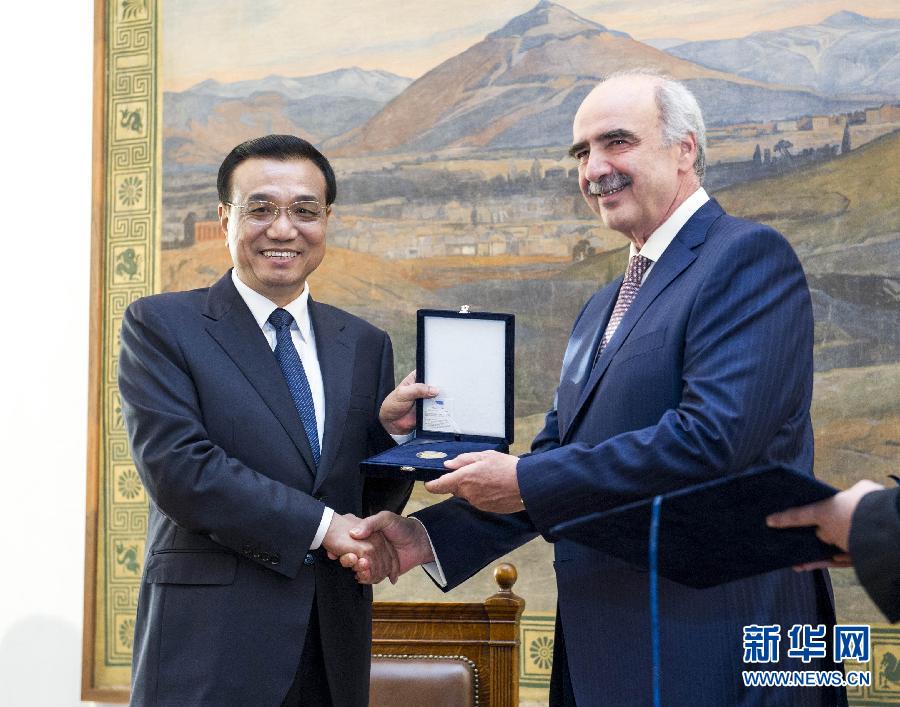 6月19日，國務(wù)院總理李克強(qiáng)在希臘議會大廈會見希臘議長米馬拉基斯。這是會見前，米馬拉基斯代表希臘議會向李克強(qiáng)授予議會金質(zhì)勛章。新華社記者 王曄 攝