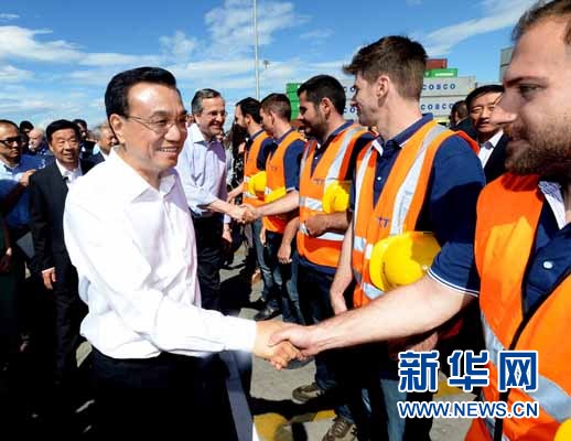 6月20日，國(guó)務(wù)院總理李克強(qiáng)與希臘總理薩馬拉斯共同考察中國(guó)遠(yuǎn)洋運(yùn)輸集團(tuán)比雷埃夫斯集裝箱碼頭。這是李克強(qiáng)和薩馬拉斯來(lái)到3號(hào)碼頭，同碼頭工人親切交流。新華社記者 李濤 攝 