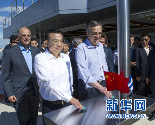 這是李克強(qiáng)與薩馬拉斯共同發(fā)出指令，一列滿載中國(guó)貨物的列車緩緩駛出比雷埃夫斯港，開往中東歐目的地。新華社記者 王曄 攝