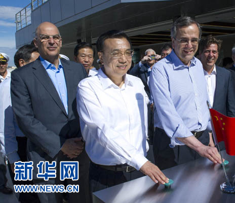 這是李克強(qiáng)與薩馬拉斯共同發(fā)出指令，一列滿載中國(guó)貨物的列車緩緩駛出比雷埃夫斯港，開往中東歐目的地。新華社記者 王曄 攝