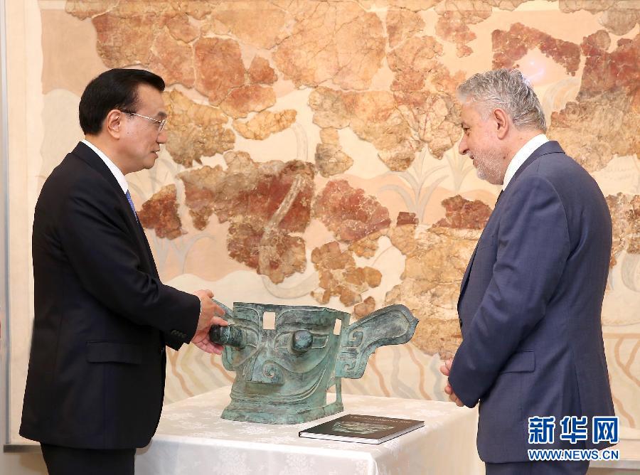 6月21日，國務院總理李克強與希臘總理薩馬拉斯共同出席希臘伊拉克利翁博物館新館開館儀式并發(fā)表講話。這是李克強向伊拉克利翁博物館贈送三星堆出土文物復制品。新華社記者 龐興雷 攝 