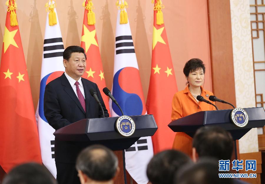 7月3日，國家主席習(xí)近平在首爾同韓國總統(tǒng)樸槿惠舉行會(huì)談。會(huì)談后，兩國元首共同會(huì)見記者。 新華社記者姚大偉攝
