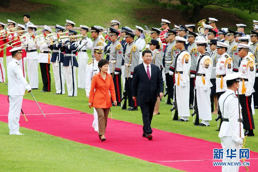 7月3日，國家主席習(xí)近平在首爾同韓國總統(tǒng)樸槿惠舉行會(huì)談。會(huì)談前，樸槿惠在青瓦臺(tái)總統(tǒng)府為習(xí)近平舉行隆重歡迎儀式。 新華社記者姚大偉攝