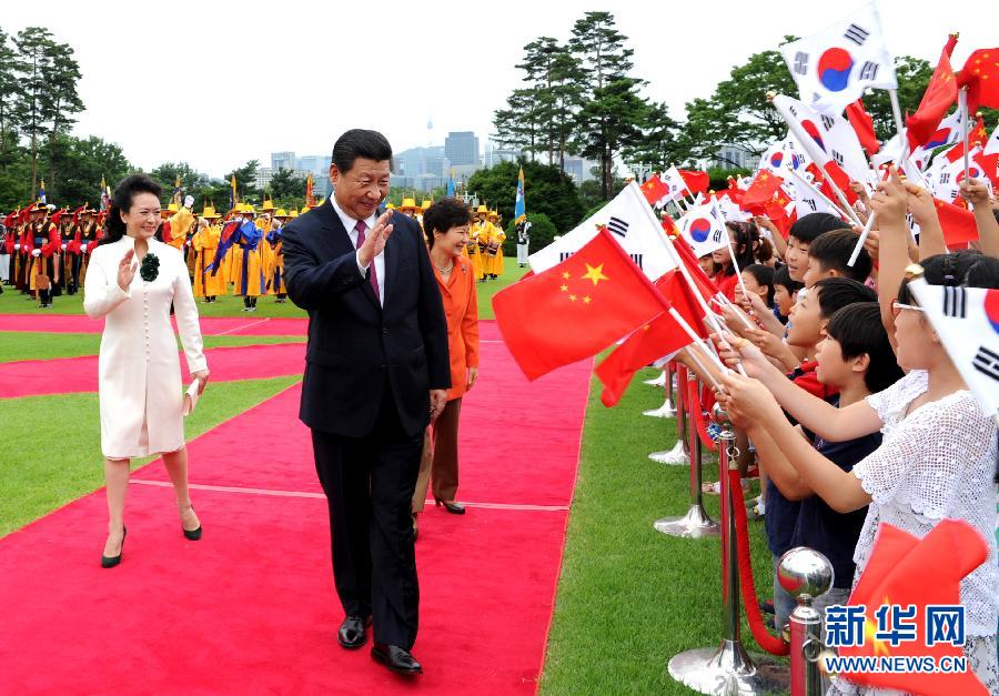 7月3日，國家主席習(xí)近平在首爾同韓國總統(tǒng)樸槿惠舉行會(huì)談。會(huì)談前，樸槿惠在青瓦臺(tái)總統(tǒng)府為習(xí)近平舉行隆重歡迎儀式。 新華社記者饒愛民攝 