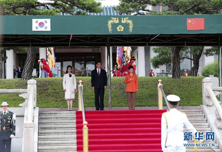 7月3日，國家主席習(xí)近平在首爾同韓國總統(tǒng)樸槿惠舉行會(huì)談。會(huì)談前，樸槿惠在青瓦臺(tái)總統(tǒng)府為習(xí)近平舉行隆重歡迎儀式。 新華社記者丁林?jǐn)z 