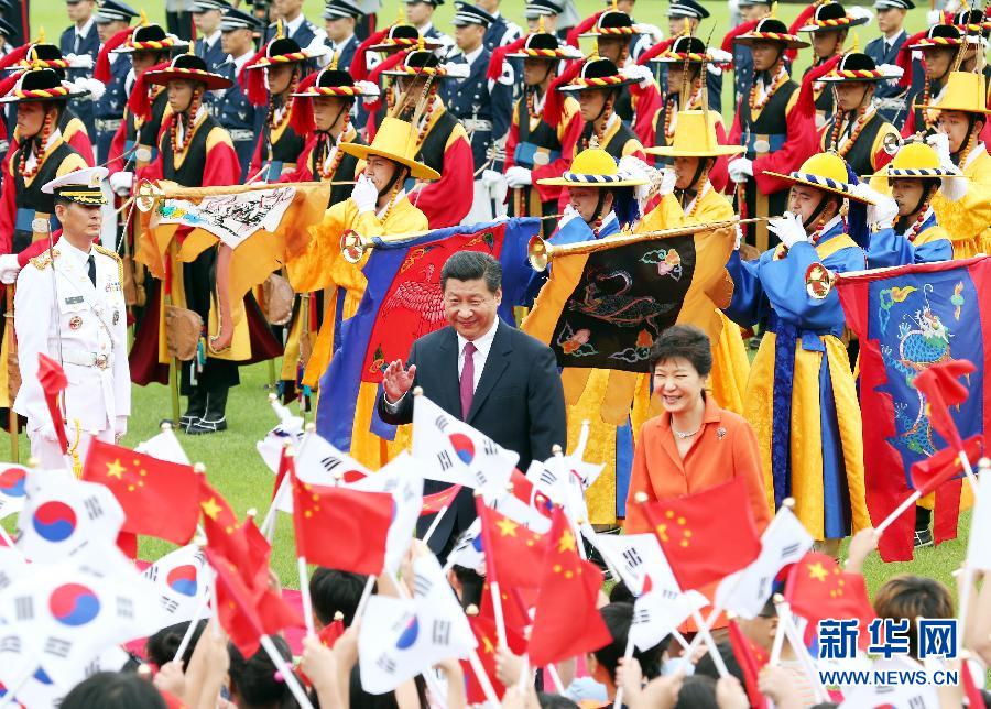 7月3日，國家主席習(xí)近平在首爾同韓國總統(tǒng)樸槿惠舉行會(huì)談。會(huì)談前，樸槿惠在青瓦臺(tái)總統(tǒng)府為習(xí)近平舉行隆重歡迎儀式。 新華社記者姚大偉攝 