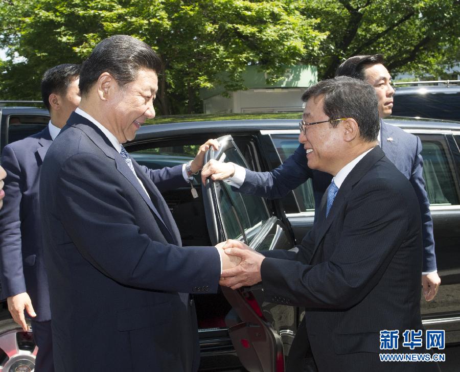7月4日，國(guó)家主席習(xí)近平在韓國(guó)國(guó)立首爾大學(xué)發(fā)表題為《共創(chuàng)中韓合作未來　同襄亞洲振興繁榮》的重要演講。這是首爾大學(xué)校長(zhǎng)吳然天迎接習(xí)近平主席。新華社記者 謝環(huán)馳 攝 