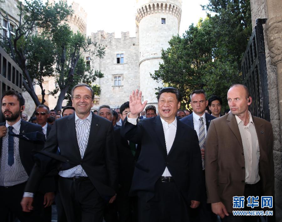 7月13日，國(guó)家主席習(xí)近平在希臘羅德島會(huì)見希臘總理薩馬拉斯。 新華社記者蘭紅光攝 