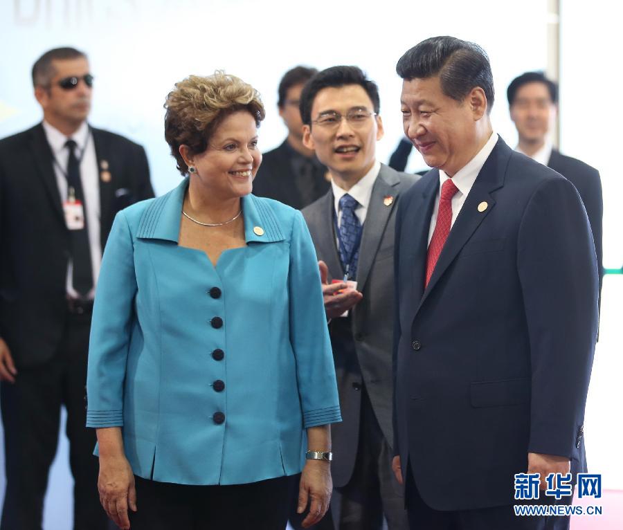 7月15日，國(guó)家主席習(xí)近平在巴西福塔萊薩出席金磚國(guó)家領(lǐng)導(dǎo)人第六次會(huì)晤。這是巴西總統(tǒng)羅塞夫迎接習(xí)近平主席。 新華社記者 蘭紅光 攝 