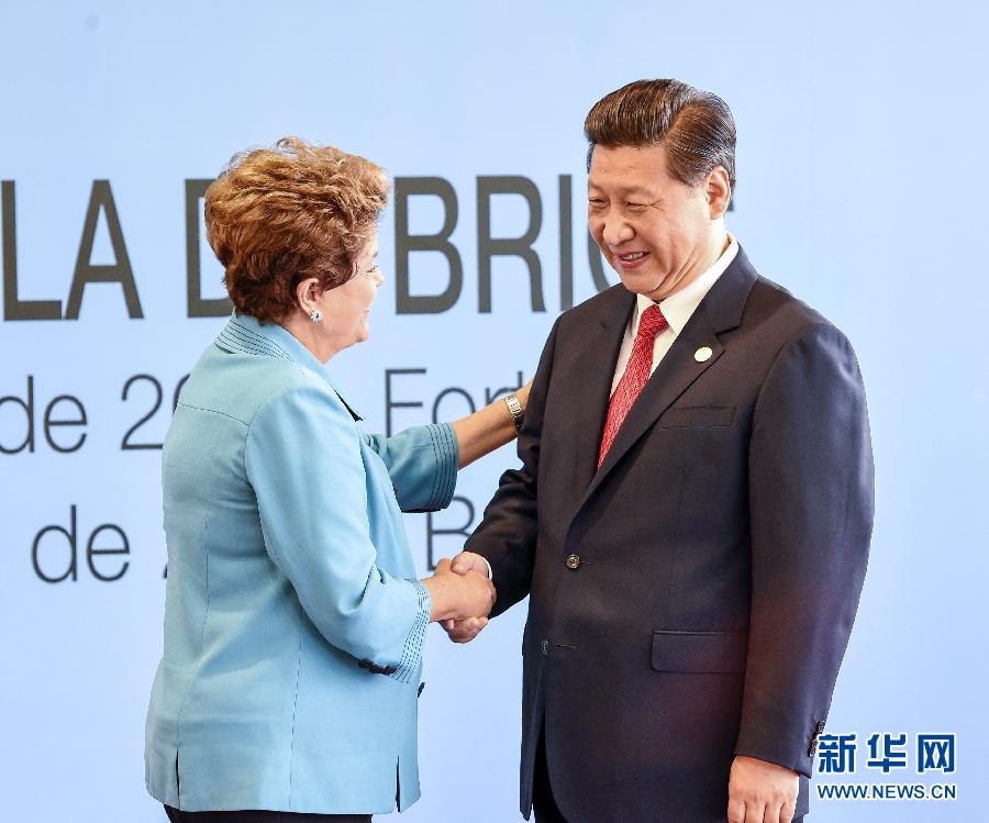 7月15日，國(guó)家主席習(xí)近平在巴西福塔萊薩出席金磚國(guó)家領(lǐng)導(dǎo)人第六次會(huì)晤。這是巴西總統(tǒng)羅塞夫迎接習(xí)近平主席。 新華社記者 李學(xué)仁 攝  