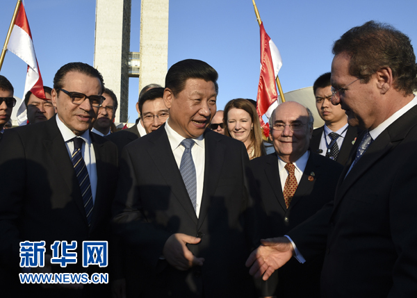 7月16日，國家主席習近平在巴西利亞會見巴西參議長卡列羅斯（前右）和眾議長阿爾維斯（前左）。 新華社記者 李學仁 攝 