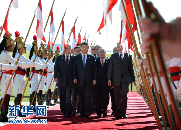 7月16日，國家主席習近平在巴西利亞會見巴西參議長卡列羅斯和眾議長阿爾維斯。這是習近平步入國會大廈。 新華社記者 劉建生 攝 