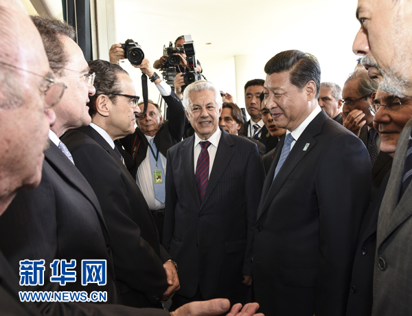 7月16日，國家主席習近平在巴西利亞會見巴西參議長卡列羅斯和眾議長阿爾維斯。這是兩院議長迎接習近平主席，并介紹議員代表。 新華社記者李學仁 攝 