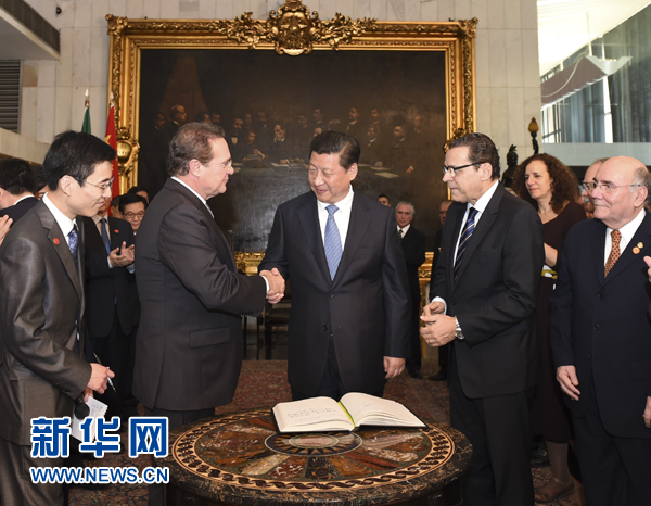 7月16日，國家主席習近平在巴西利亞會見巴西參議長卡列羅斯（前排左二）和眾議長阿爾維斯（前排右二）。 新華社記者 李學仁 攝 
