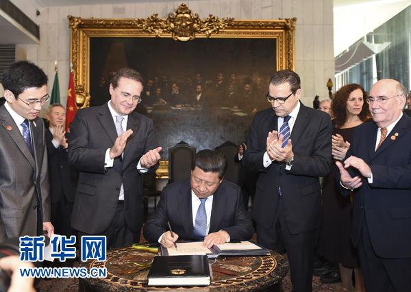 7月16日，國家主席習近平在巴西利亞會見巴西參議長卡列羅斯（前排左二）和眾議長阿爾維斯（前排右二）。這是習近平應邀為參眾兩院題詞。新華社記者 李學仁 攝 