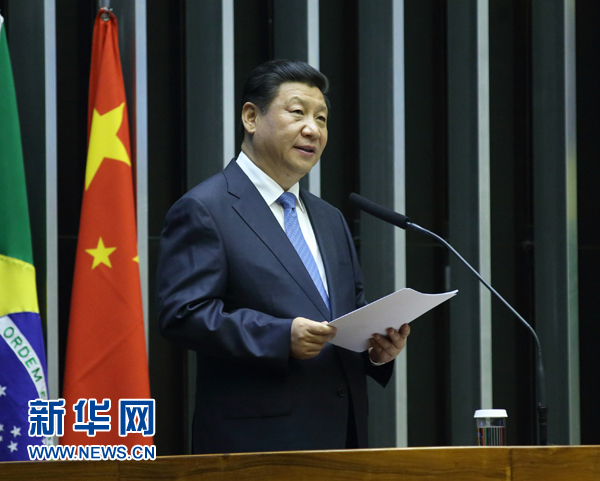 7月16日，國家主席習近平在巴西國會發(fā)表《弘揚傳統(tǒng)友好共譜合作新篇》的演講。 新華社記者 蘭紅光 攝 