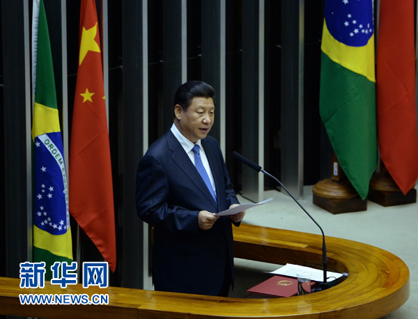 7月16日，國家主席習近平在巴西國會發(fā)表《弘揚傳統(tǒng)友好共譜合作新篇》的演講。 新華社記者 劉建生 攝 