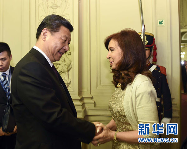 當?shù)貢r間7月18日，國家主席習近平在布宜諾斯艾利斯同阿根廷總統(tǒng)克里斯蒂娜舉行會談。這是會談開始前，克里斯蒂娜在總統(tǒng)府為習近平舉行隆重歡迎儀式。新華社記者 李學仁 攝