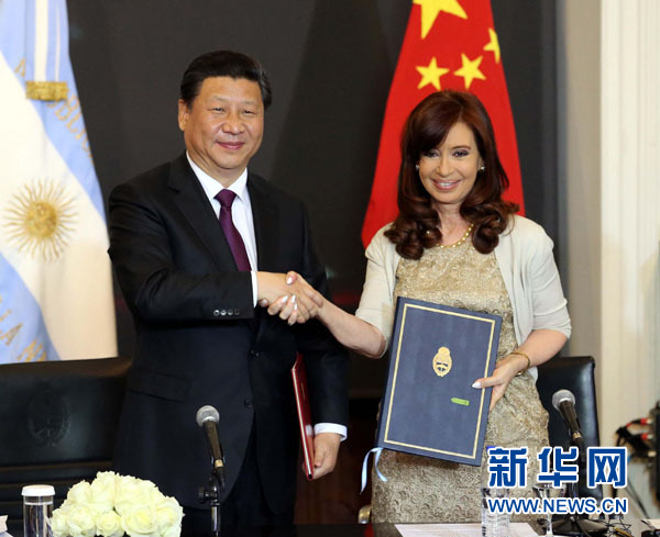 當?shù)貢r間7月18日，國家主席習近平在布宜諾斯艾利斯同阿根廷總統(tǒng)克里斯蒂娜舉行會談。這是會談后，兩國元首共同簽署并發(fā)表《中華人民共和國和阿根廷共和國關(guān)于建立全面戰(zhàn)略伙伴關(guān)系的聯(lián)合聲明》。新華社記者 劉衛(wèi)兵 攝