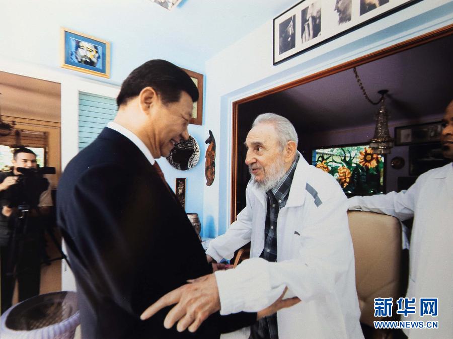 當(dāng)?shù)貢r(shí)間7月22日，國(guó)家主席習(xí)近平在哈瓦那親切探望古巴革命領(lǐng)袖菲德爾·卡斯特羅。 新華社發(fā)