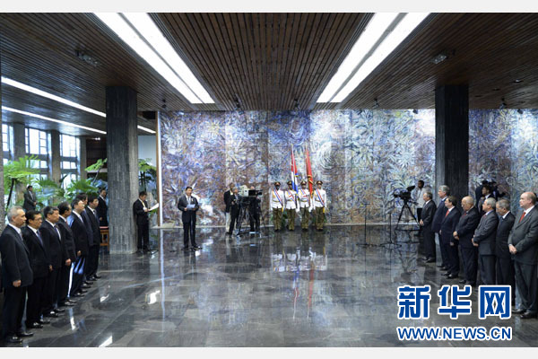 當(dāng)?shù)貢r間7月22日，國家主席習(xí)近平在哈瓦那接受古巴政府授予的“何塞·馬蒂”勛章。古巴國務(wù)委員會主席兼部長會議主席勞爾·卡斯特羅為習(xí)近平佩戴勛章。新華社記者馬占成攝