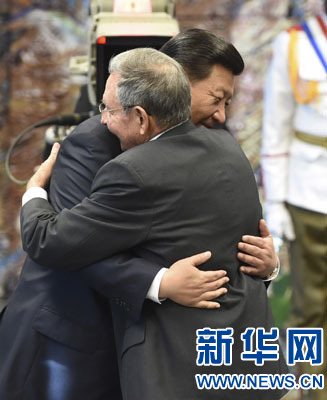 當(dāng)?shù)貢r間7月22日，國家主席習(xí)近平在哈瓦那接受古巴政府授予的“何塞·馬蒂”勛章。古巴國務(wù)委員會主席兼部長會議主席勞爾·卡斯特羅為習(xí)近平佩戴勛章。新華社記者馬占成攝