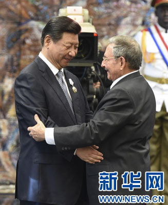 當(dāng)?shù)貢r間7月22日，國家主席習(xí)近平在哈瓦那接受古巴政府授予的“何塞·馬蒂”勛章。古巴國務(wù)委員會主席兼部長會議主席勞爾·卡斯特羅為習(xí)近平佩戴勛章。新華社記者馬占成攝